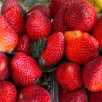 Ціни кусаються: на волинському ринку продають першу полуницю