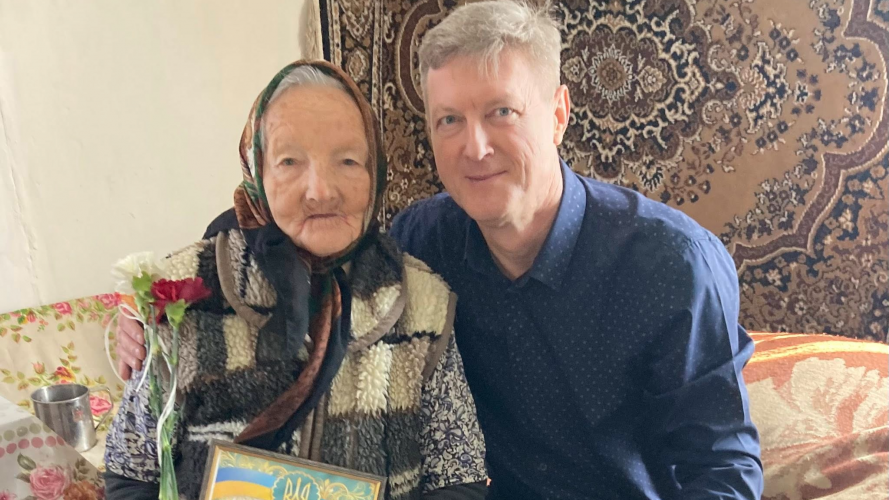 Тішиться 2 внуками та 6 правнуками: бабуся з Волині відзначила 90-річчя