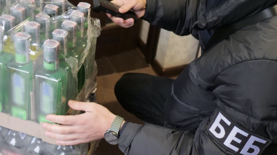 У Луцьку судитимуть виробника фальсифікованого алкоголю: вдома виготовляв «горілку» і «коньяк»