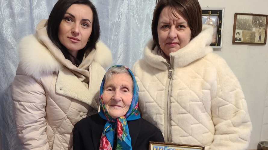 Більше 35 років працювала у дитячому садочку: у громаді на Волині з ювілеєм привітали довгожительку