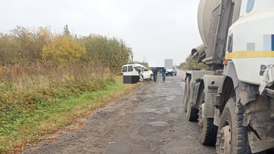 Побита вщент автівка: очевидці опублікували страшні кадри смертельної ДТП під Володимиром. Відео