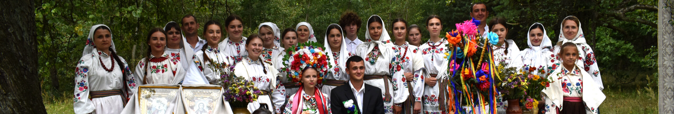 У громаді на Волині оживили старовинне весільне фото: унікальна фотосесія в українському вбранні