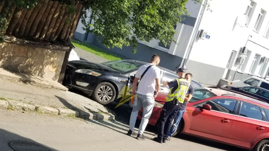 Біля «Майдану» у Луцьку не розминулися два авто і протаранили паркан