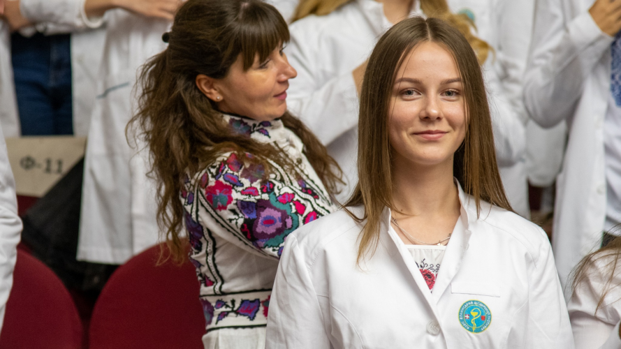 У Луцьку «посвятили» у першокурсники майбутніх медиків. Фото