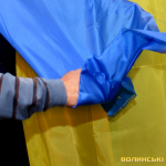 На Волині чоловік зірвав Державний прапор і кинув на землю: як його покарали