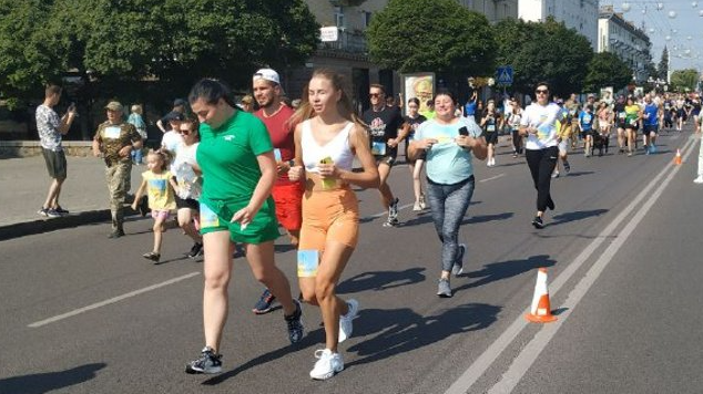«Біжу за Азовсталь»: чотири сотні учасників взяли участь у флешмобі на підтримку полонених азовців