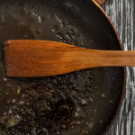 Як очистити антипригарну сковороду: цей спосіб не псує покриття