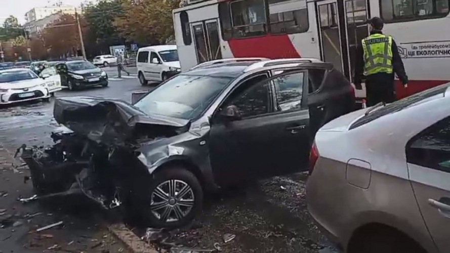 Працюють три «швидкі»: у Луцьку сталася серйозна аварія, постраждали двоє дорослих і дитина. Фото