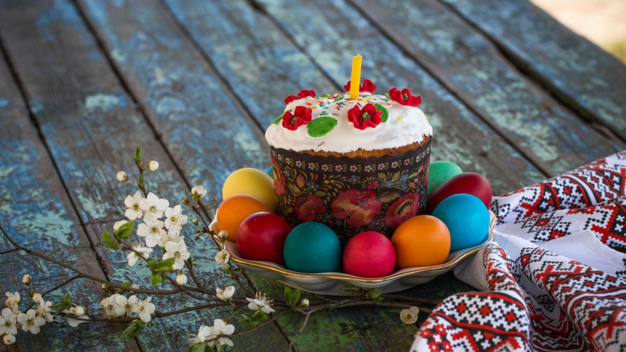 Чи обов'язково пекти паску і фарбувати яйця на Великдень