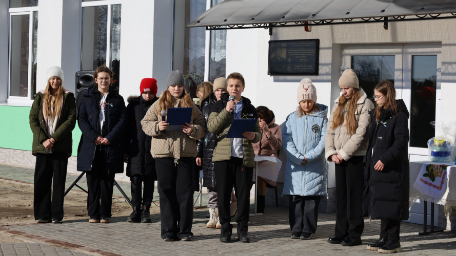 Рідні, побратими та громада вшановують пам’ять загиблих воїнів біля меморіальних дощок