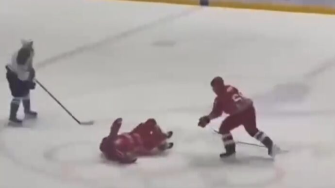 Лукашенка збили під час хокейного матчу