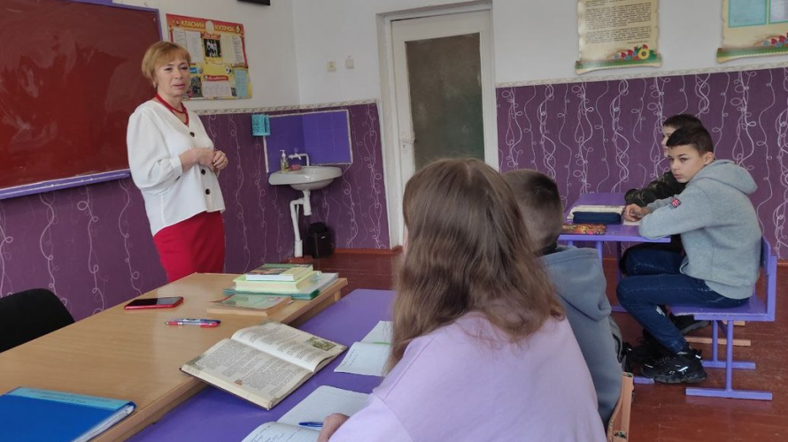Живе у селі неподалік кордону з Білоруссю: історія вчительки з Волині, яка втретє стала переможницею радіодиктанту