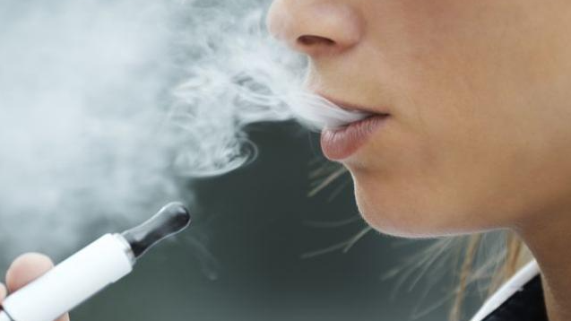 На Волині матір оштрафували за те, що її донька курила електронку в ліцеї