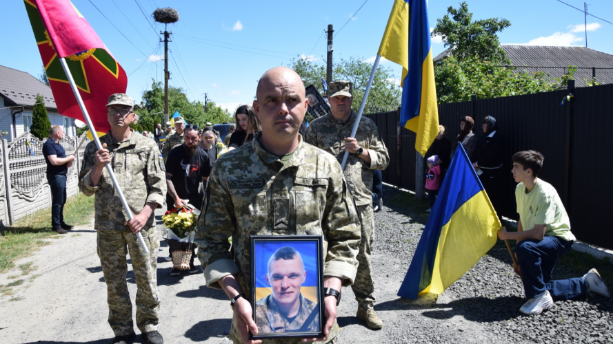 Понад 2 роки вважався зниклим безвісти: на Волині поховали 30-річного прикордонника Іллю Добринюка