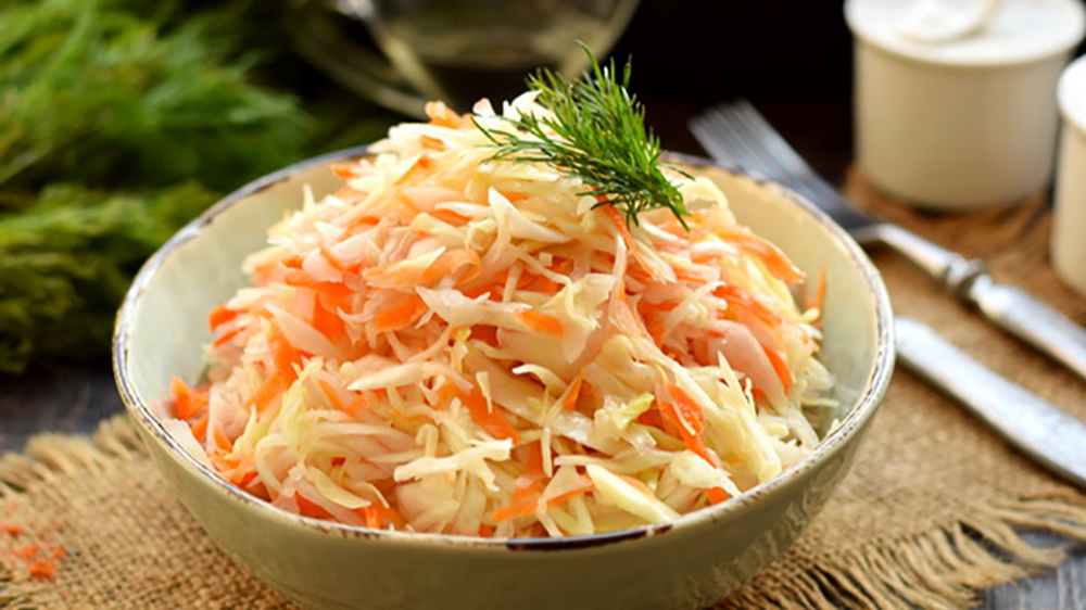 Точна кількість солі, яку потрібно додавати у квашену капусту: з цими пропорціями ніколи не помилитеся