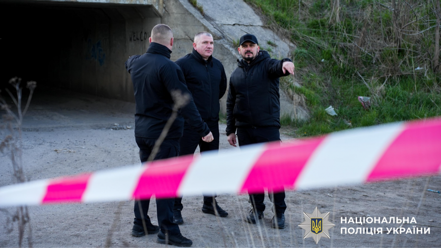 На Рівненщині чоловік з автомата відкрив вогонь по військових ТЦК та правоохоронцях, є поранені. Нападника розшукують