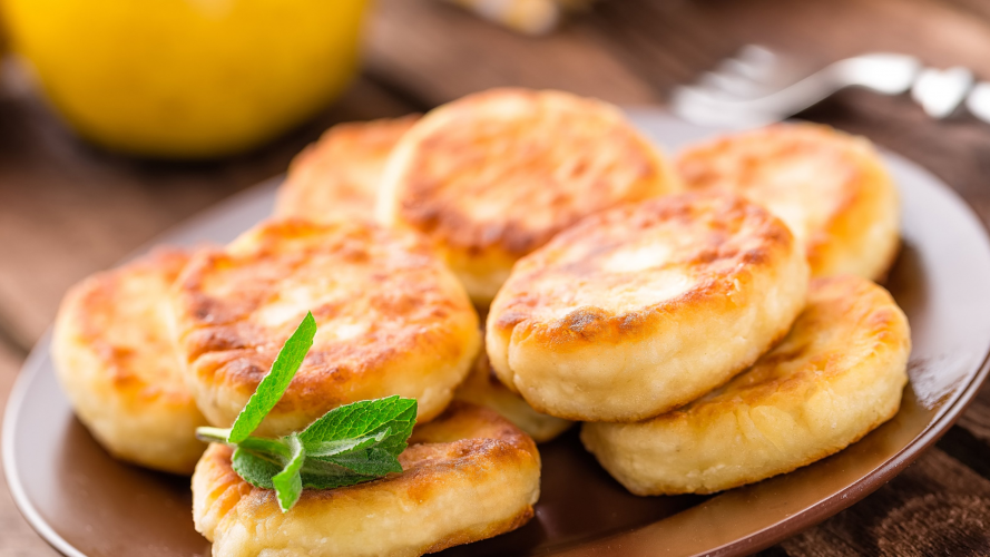 Не борошно і не манка: що додати в сирники, щоб вони були ніжні й не розвалювалися