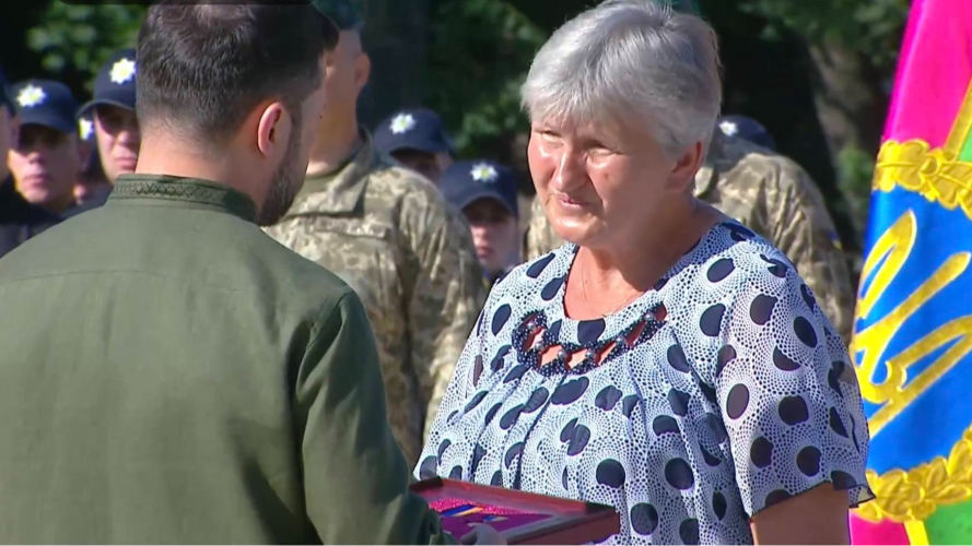 Президент України вручив «Золоту Зірку» матері загиблого Героя з Волині
