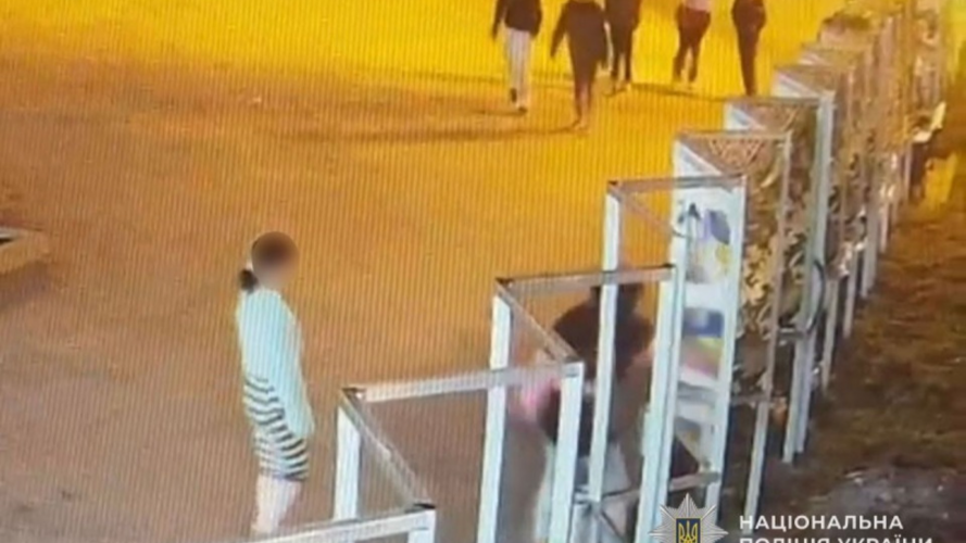 підліток пошкодив банер загиблого військового