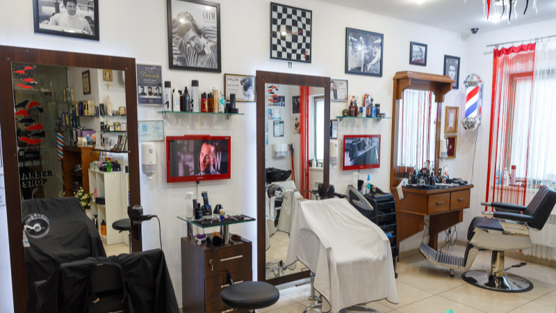 Через війну у Луцьку закрилась легендарна перукарня