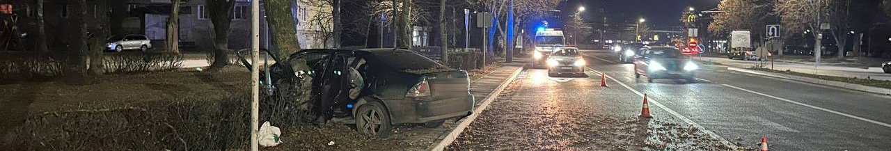 Нічна ДТП у Луцьку: водій на Lexus на шаленій швидкості влетів у дерево