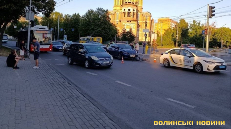 У Луцьку автомобіль збив двох 15-річних підлітків