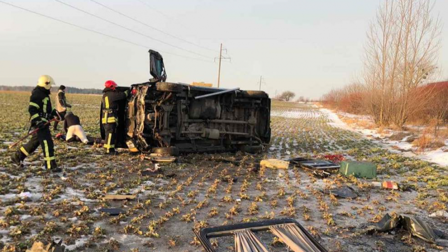 На Волині вантажний бус злетів у кювет і перевернувся. Фото