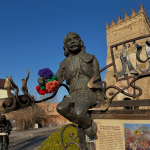 У Луцьку волонтерки замінили зимові шапки кликунів на в’язані квіти