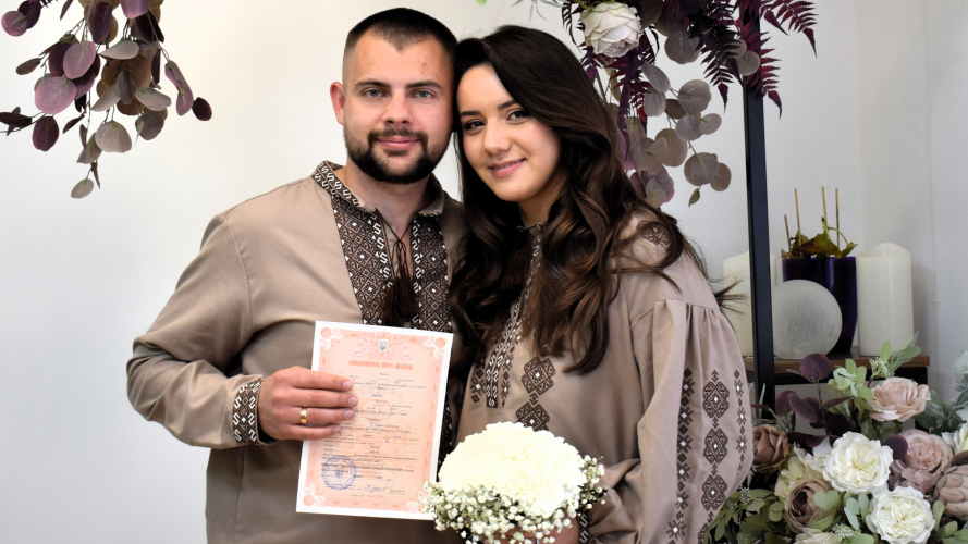 У День сім’ї - нова родина: у Луцьку побралися військовий та його кохана