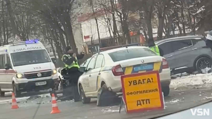 У Луцьку зіткнулися три автомобілі: на місці працює швидка і поліція