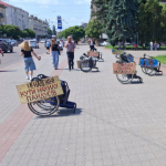 Крісла замість байдужості: у Луцьку провели акцію за безбар’єрне місто