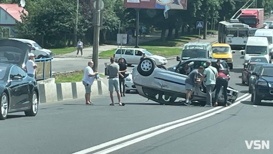 Водія забрала швидка: деталі аварії на мосту в Луцьку. Оновлено