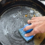 Сковорідка сяятиме як нова через кілька хвилин: «чарівні» методи без хімії, про які ви не знали