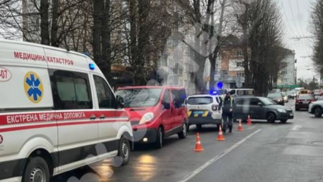 У Луцьку авто збило жінку: рух на ділянці дороги ускладнений