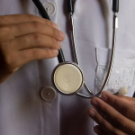 Скандал у Дніпрі: лікарі випадково зламали дитині здорову руку