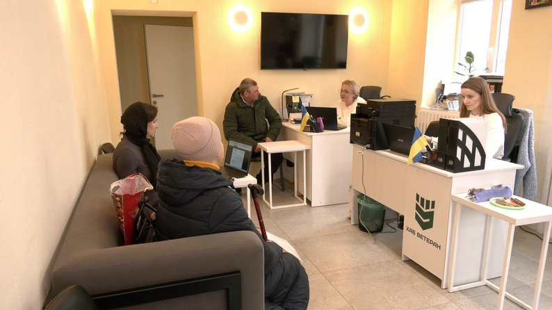 Коли війна не відпускає: з якими запитами найчастіше йдуть до «Хаб Ветеран» у Луцьку