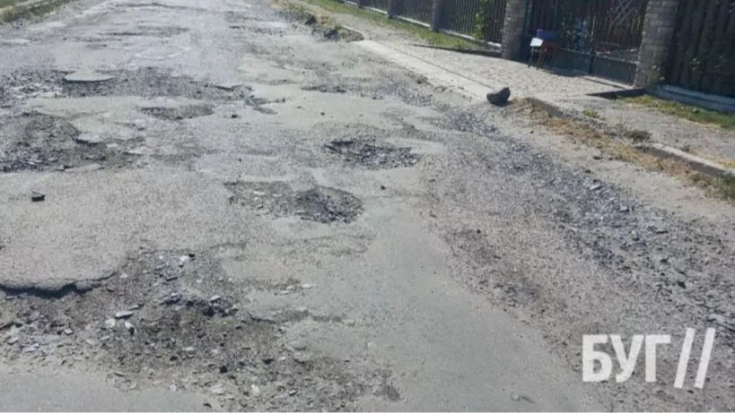 «Дорога до могили сина — як поле бою»: мама загиблого Героя з Волині вимагає ремонту