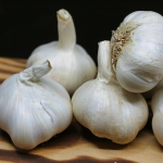 Перше весняне підживлення часнику: головки виростуть гігантськими