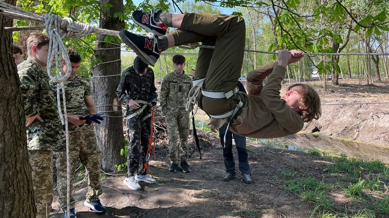 У Луцьку старшокласники вчаться стріляти, керувати дронами й шукати міни
