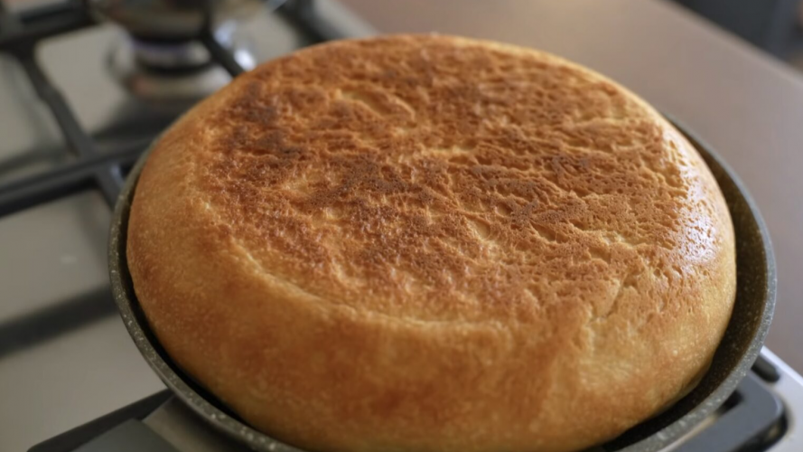Домашній хліб без духовки: пухкий рецепт на сковорідці