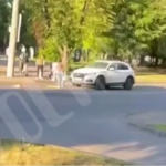 У Луцьку водій Audi збив жінку з дитиною на пішохідному переході: обох госпіталізували. Відео