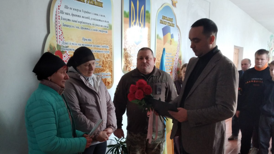 Отримати нагороду за життя не встиг: мамі полеглого захисника з Волині передали його відзнаку «Золотий Хрест»