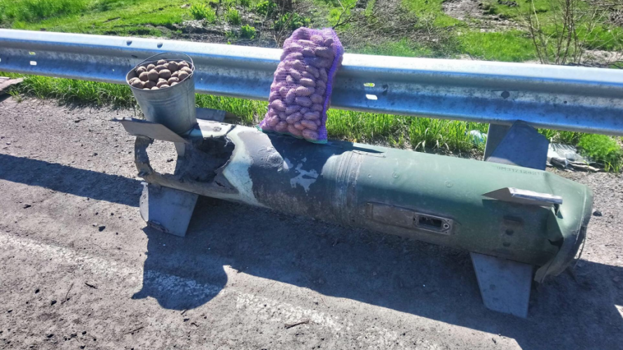 Українці перетворили російську ракету на лавку і продають з неї картоплю