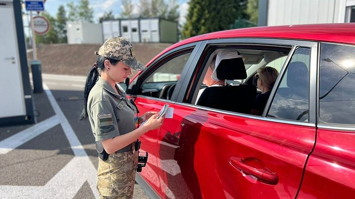 Як працюють пункти пропуску на кордоні з Польщею