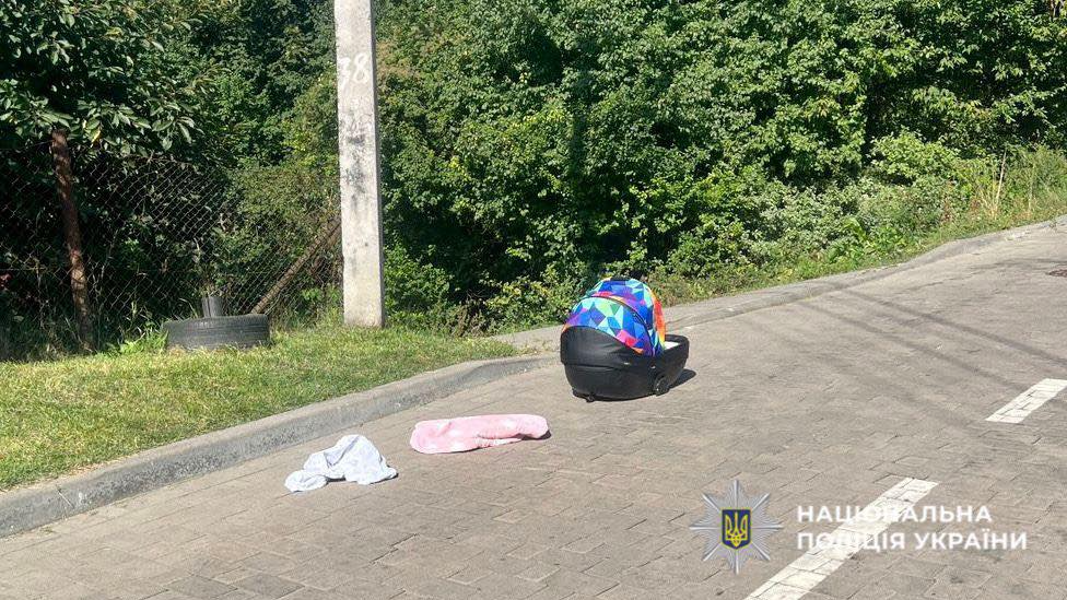 У Львові батько забув немовля у люльці на даху авто: дитина впала на дорогу та травмувалася