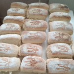 Хліб з патріотичними орнаментами: волонтери з Волині готують для бійців ЗСУ духмяну випічку