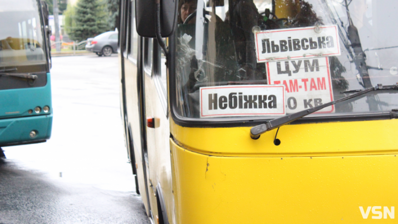 Скандал у луцькому автобусі: пасажирка впала через різке гальмування