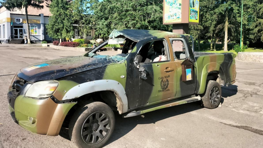 Обстріляну автівку з передової поставили в центрі Рожища