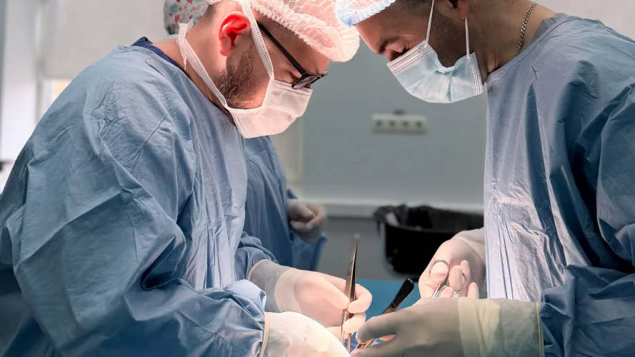 Волинські хірурги за одну операцію усунули дві патології пацієнту