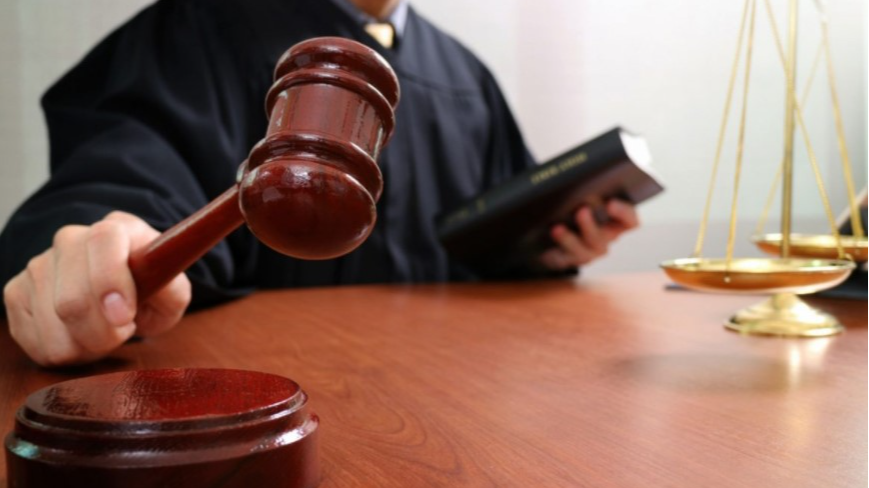 На Волині військовослужбовець протягнув поліцейського на капоті свого авто: як покарали водія